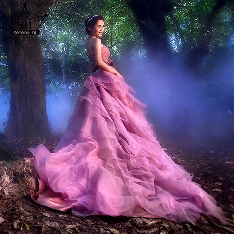 Vestido de novia de corte princesa con falda de tul, cuentas y cristales.