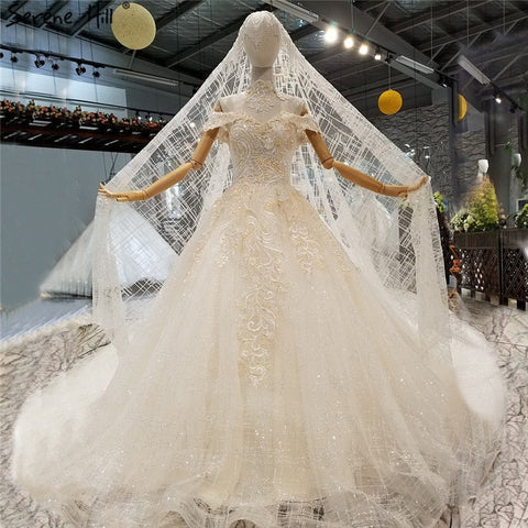 Robe de mariée vintage à épaules dénudées et voile pailleté, à lacets et grande traîne