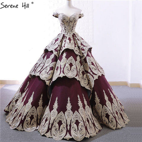 Robe de mariée princesse à volants violets, épaules dénudées, fleurs faites à la main