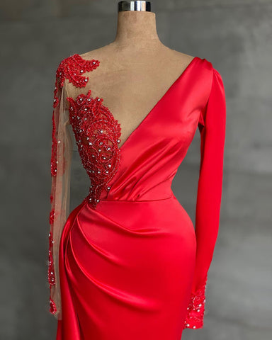 Robe de bal sirène rouge à manches longues en solde, ornée de perles et col en V.