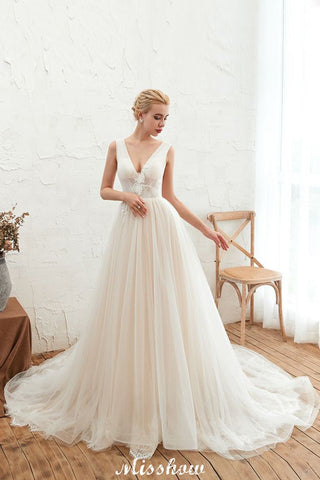 Sexy V-neck Princess Tulle Wedding Dress with Lace Appliques