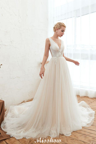 Sexy V-neck Princess Tulle Wedding Dress with Lace Appliques