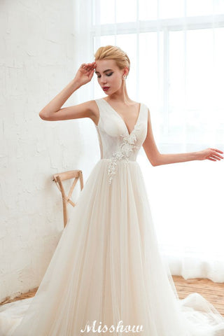 Sexy V-neck Princess Tulle Wedding Dress with Lace Appliques