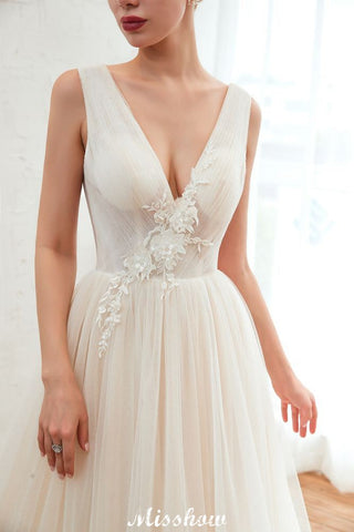 Sexy V-neck Princess Tulle Wedding Dress with Lace Appliques