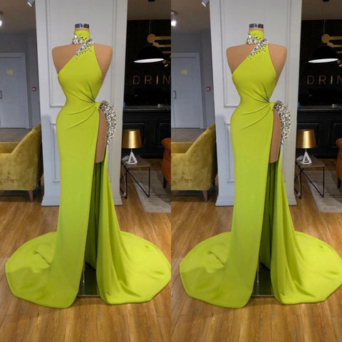 Robe de soirée longue triangle jaune gingembre sublime, décolleté plongeant et élégante.