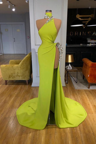 Robe de soirée longue triangle jaune gingembre sublime, décolleté plongeant et élégante.