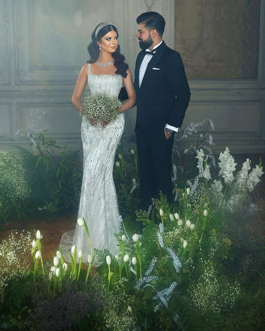 Robe de mariée sirène tendance en dentelle, longue jusqu'au sol, à fines bretelles carrées et sans manches.
