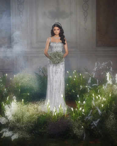 Robe de mariée sirène tendance en dentelle, longue jusqu'au sol, à fines bretelles carrées et sans manches.