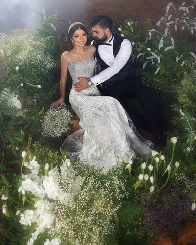 Robe de mariée sirène tendance en dentelle, longue jusqu'au sol, à fines bretelles carrées et sans manches.