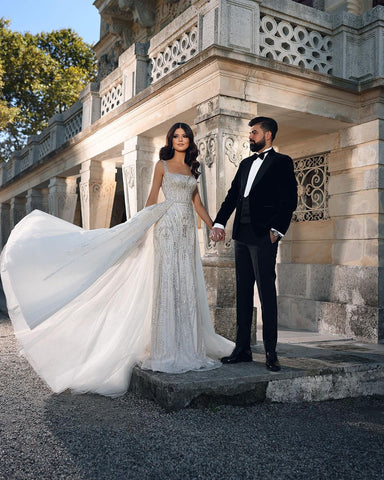Robe de mariée sirène tendance en dentelle, longue jusqu'au sol, à fines bretelles carrées et sans manches.