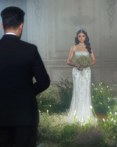 Robe de mariée sirène tendance en dentelle, longue jusqu'au sol, à fines bretelles carrées et sans manches.