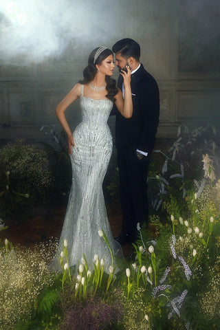 Robe de mariée sirène tendance en dentelle, longue jusqu'au sol, à fines bretelles carrées et sans manches.