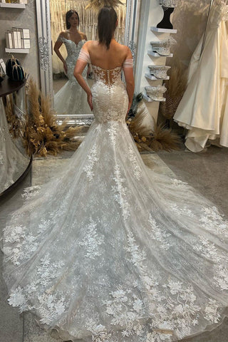 Robe de mariée tendance en dentelle, longue jusqu'au sol, bustier cœur sans manches, épaules dénudées et traîne chapelle