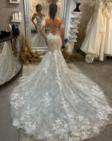 Robe de mariée tendance en dentelle, longue jusqu'au sol, bustier cœur sans manches, épaules dénudées et traîne chapelle