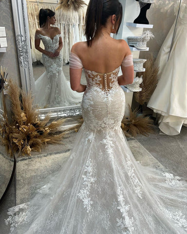 Robe de mariée tendance en dentelle, longue jusqu'au sol, bustier cœur sans manches, épaules dénudées et traîne chapelle