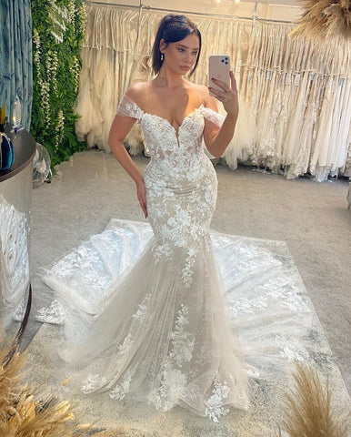 Robe de mariée tendance en dentelle, longue jusqu'au sol, bustier cœur sans manches, épaules dénudées et traîne chapelle