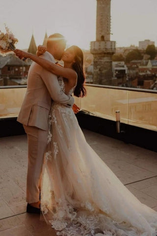 Unique Spaghetti Straps Sleeveless Column Floor-Length Lace Wedding Dresses with Appliques