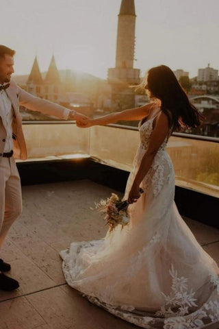 Unique Spaghetti Straps Sleeveless Column Floor-Length Lace Wedding Dresses with Appliques