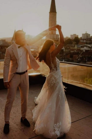 Unique Spaghetti Straps Sleeveless Column Floor-Length Lace Wedding Dresses with Appliques