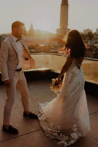 Unique Spaghetti Straps Sleeveless Column Floor-Length Lace Wedding Dresses with Appliques